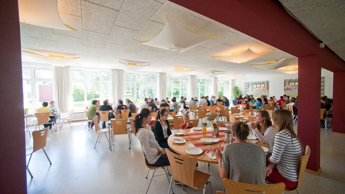 식당에서 함께 먹는 학생들